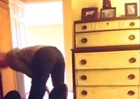 Enfermeira é filmada fazendo dança sensual para idoso de 100 anos em asilo e acaba presa