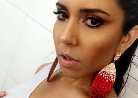     Mulher Melão posa peladona e provoca seguidores com bronze de fita esparadrapo: 'da cor do pecado'