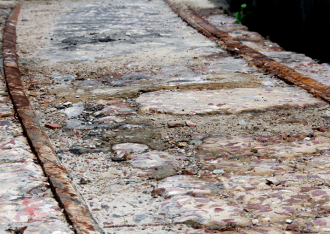 Novo trecho de trilho do antigo bonde é encontrado e será restaurado na praça Adalberto Valle