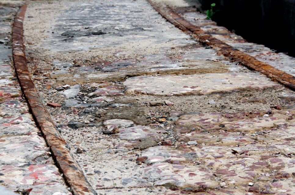 Novo trecho de trilho do antigo bonde é encontrado e será restaurado na praça Adalberto Valle