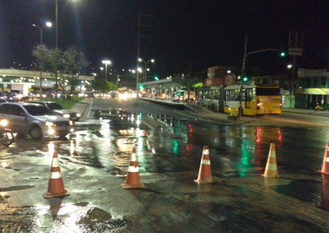 Em menos de duas semanas, adutora rompe novamente e avenida é interditada em Manaus