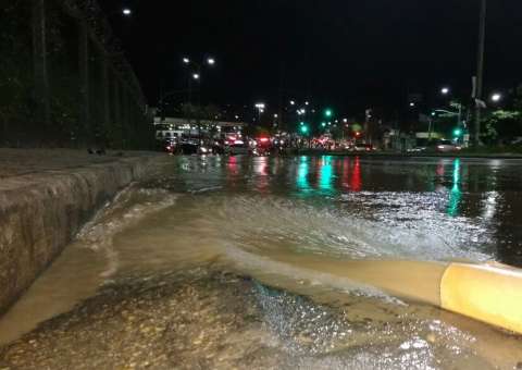 Adutora é rompida e causa transtornos aos motoristas em Manaus
