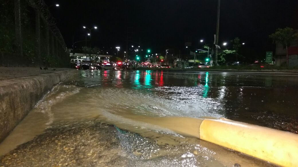 Adutora é rompida e causa transtornos aos motoristas em Manaus