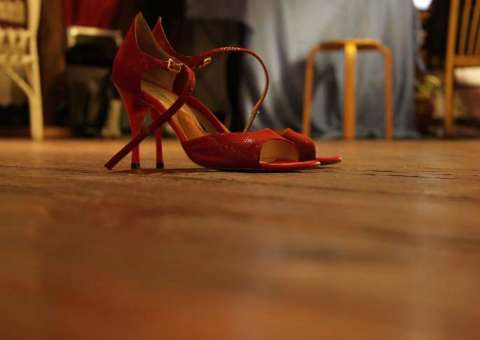 Brasileira bate em advogado com sapato e é condenada em Milão