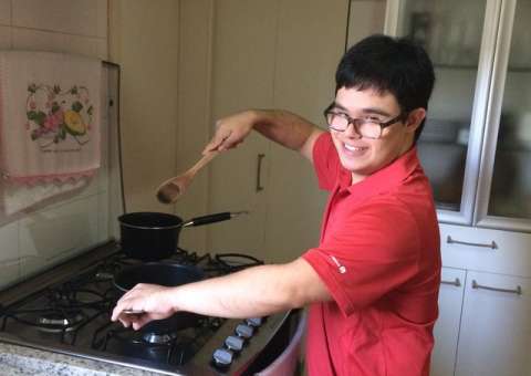 Jovem com síndrome de Down se forma em faculdade e surpreende a todos