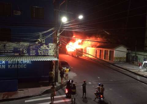  Em Manaus, homem revoltado ateia fogo em ônibus 