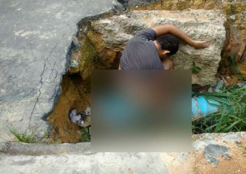 Só de camisa, homem é encontrado morto em buraco 