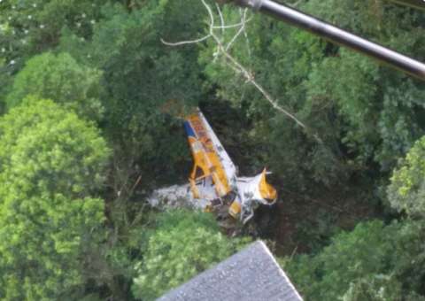 Avião de pequeno porte cai em área de difícil acesso em Santa Catarina