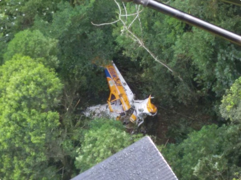 Avião de pequeno porte cai em área de difícil acesso em Santa Catarina