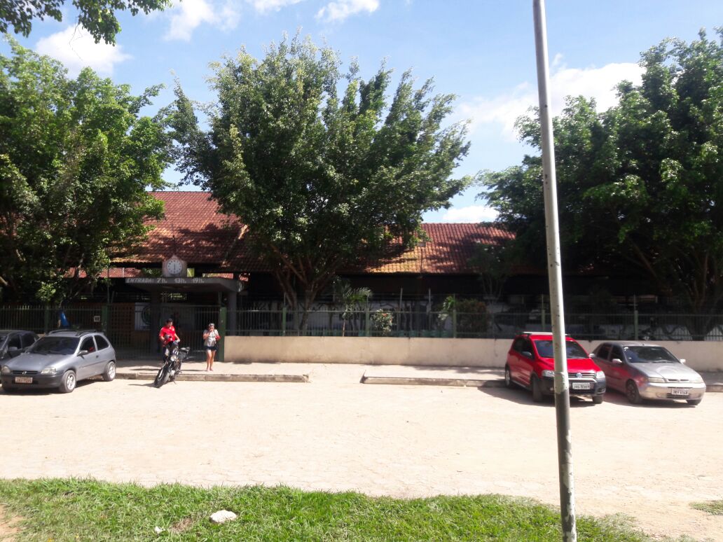 Em Manaus, bandidos invadem escola e fazem 'limpa' em sala de aula