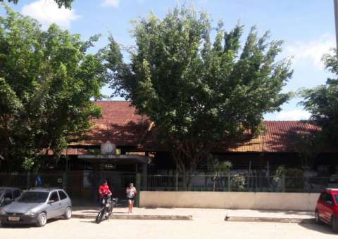 Em Manaus, bandidos invadem escola e fazem 'limpa' em sala de aula