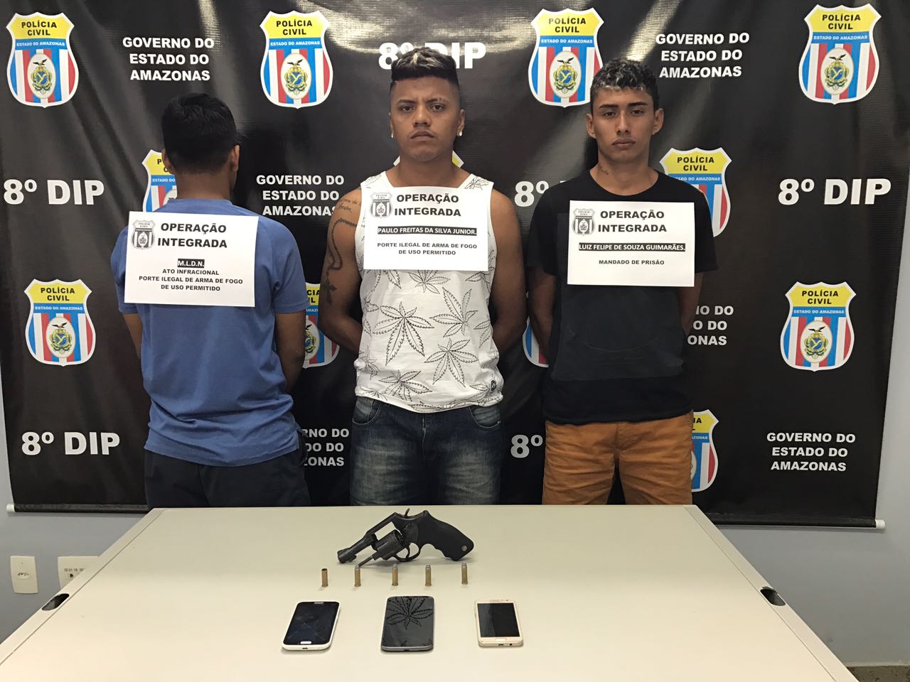 Jovens são presos e adolescente apreendido durante operação da Polícia Civil