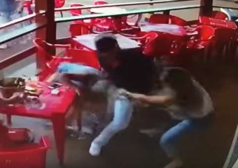  Mulher flagra marido com amante em bar e a pancadaria come solta