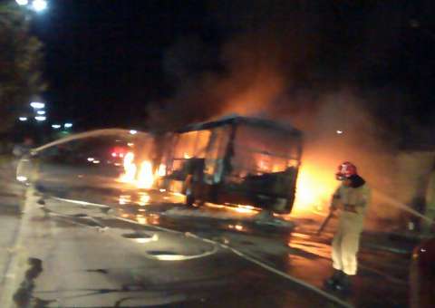 Manaus sem ônibus: ataques fazem empresas recolher frota