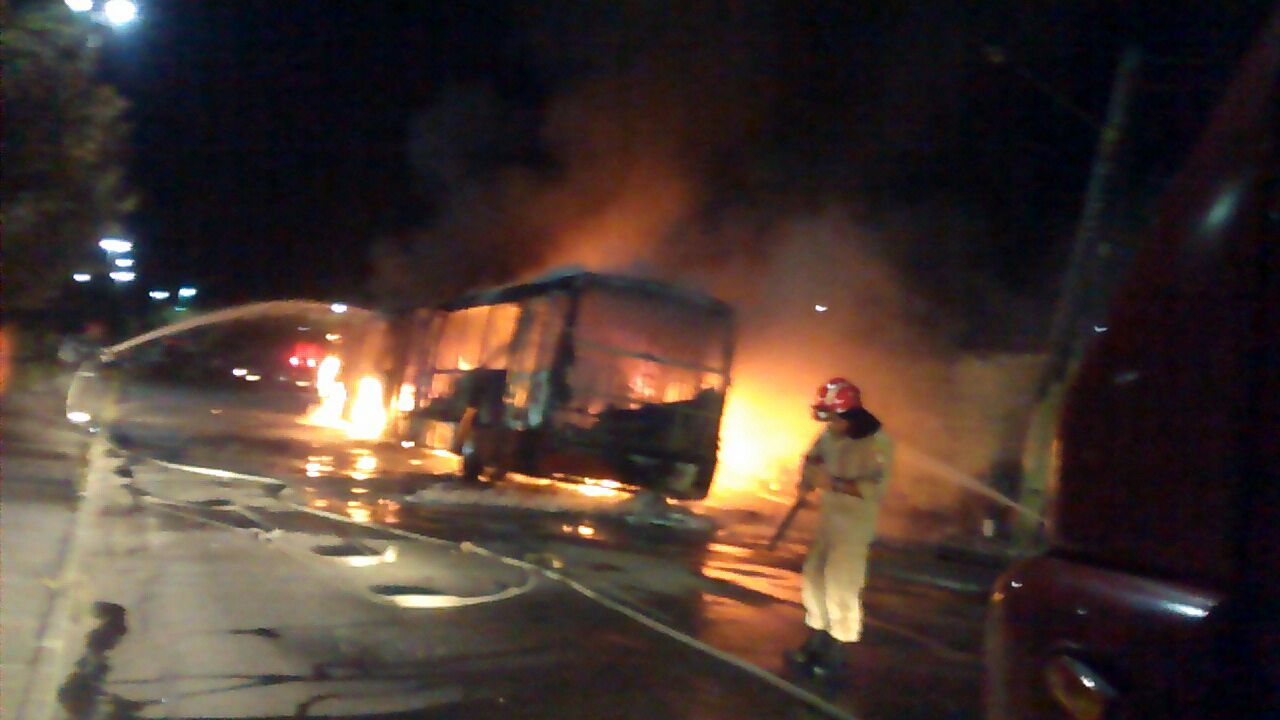 Manaus sem ônibus: ataques fazem empresas recolher frota