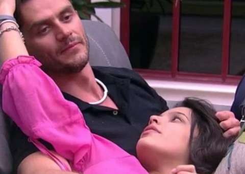 Emilly revela para Marcos que já foi casada e brother faz brincadeira 'nossa, mas que rodada né?'