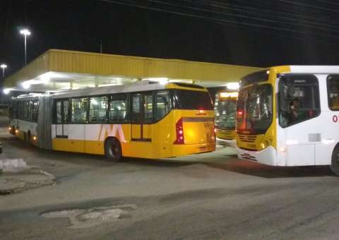Empresas começam a recolher ônibus após incêndios em Manaus