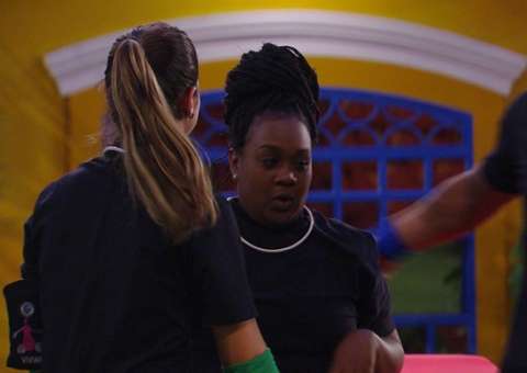 BBB17: Após prova do líder, Roberta abraça Emilly e diz...