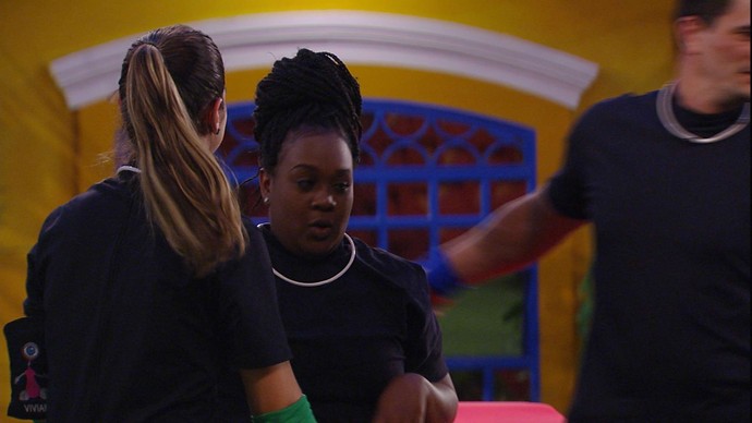 BBB17: Após prova do líder, Roberta abraça Emilly e diz...