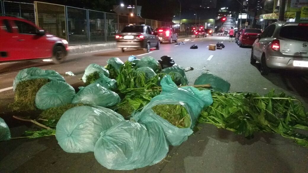 Vídeo mostra manifestação de populares após recolhimento dos ônibus em Manaus
