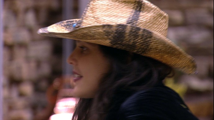 BBB17: Emilly fala da intimidade com Marcos para sisters