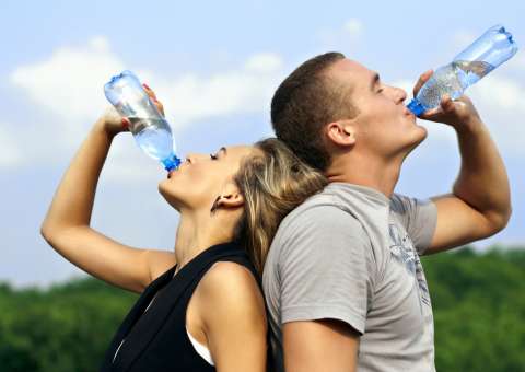 Dicas para sua garrafa d’água não ficar cheia de bactérias