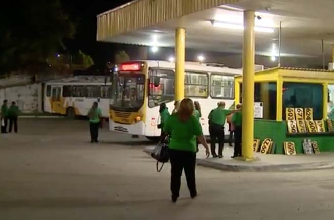 Após noite de caos, ônibus voltam a circular em Manaus 
