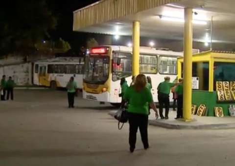 Após noite de caos, ônibus voltam a circular em Manaus 