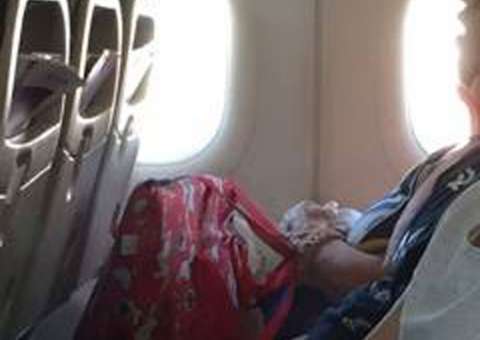 Passageira é retirada de voo após embarcar com cachorro em bagagem de mão