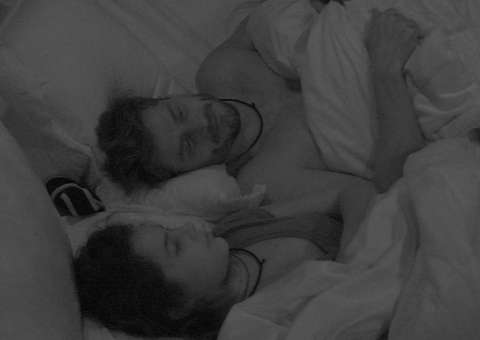 BBB17: Clima esquenta e Emily diz para Marcos: “Goza na minha boca”