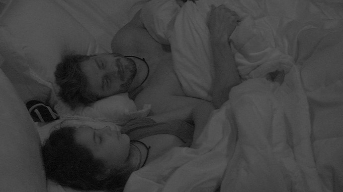 BBB17: Clima esquenta e Emily diz para Marcos: “Goza na minha boca”