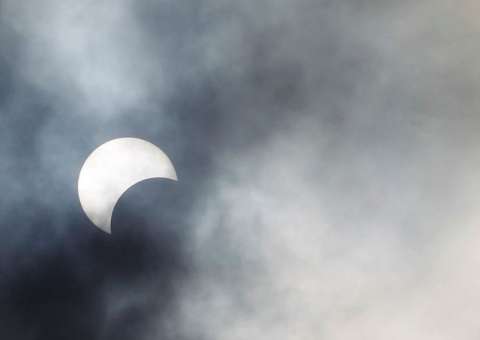 Eclipse do sol enfeita o céu no domingo de carnaval 
