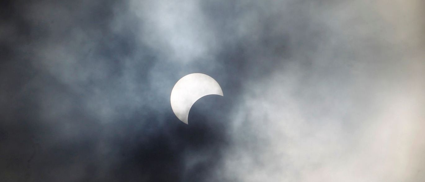 Eclipse do sol enfeita o céu no domingo de carnaval 