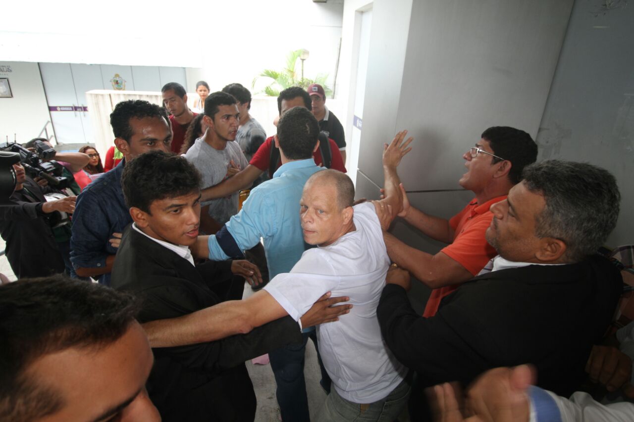 Pancadaria entre manifestantes e seguranças na Câmara Municipal de Manaus