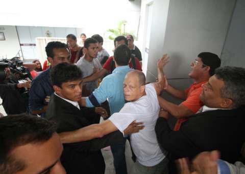 Pancadaria entre manifestantes e seguranças na Câmara Municipal de Manaus
