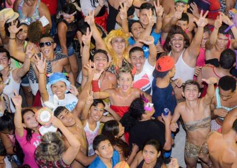 Bloco das Piranhas traz irreverência ao Domingo de carnaval  