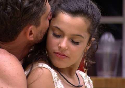 BBB17: Pai de Emilly ainda não sabe de noite picante da filha, afirma Mayla