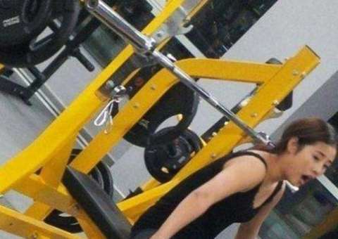 Foto de mulher ‘curupira' na academia viraliza na web e intriga internautas