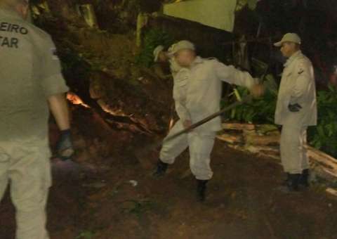  No Amazonas, casa desaba durante chuva e deixa dois mortos 