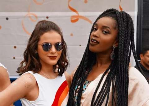 De minissaia, Bruna Marquezine curte carnaval de rua com os amigos