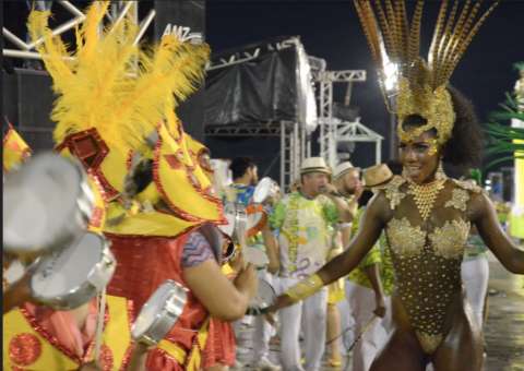 Desfile das Escolas de Samba de Manaus esquenta público para Feriadão de Carnaval