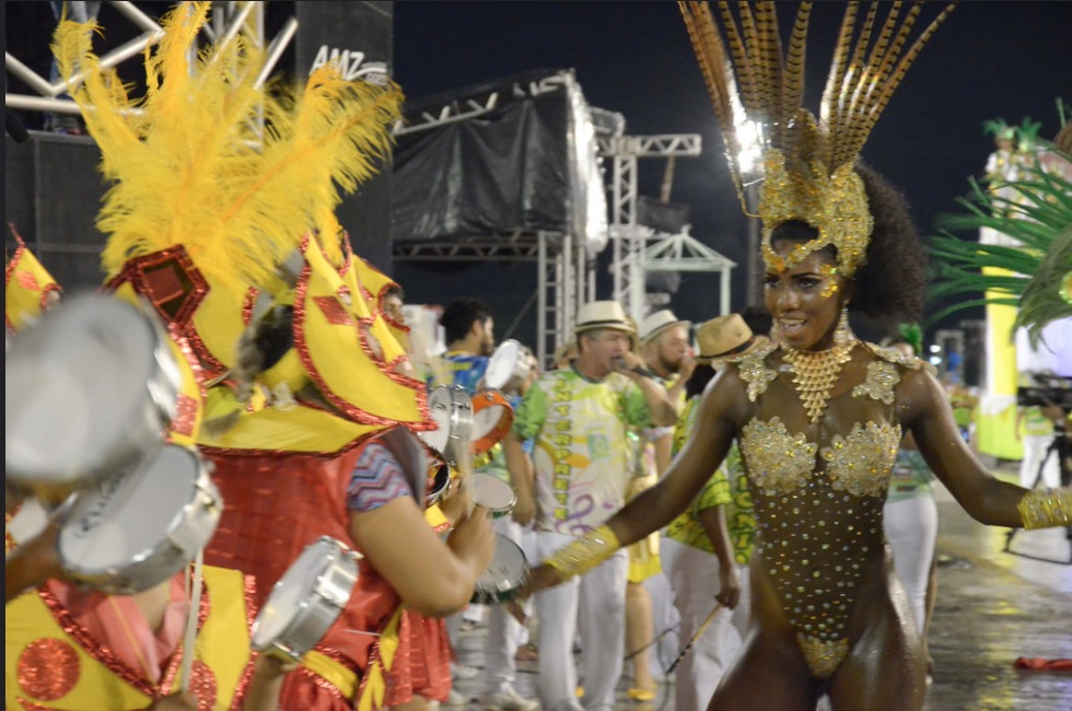 Desfile das Escolas de Samba de Manaus esquenta público para Feriadão de Carnaval