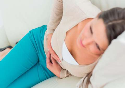 Com propriedades medicinais, Elixir Paregórico é bom para tratar cólicas menstruais 