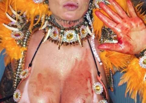 Sabrina Boing Boing termina desfile com seios cobertos de sangue