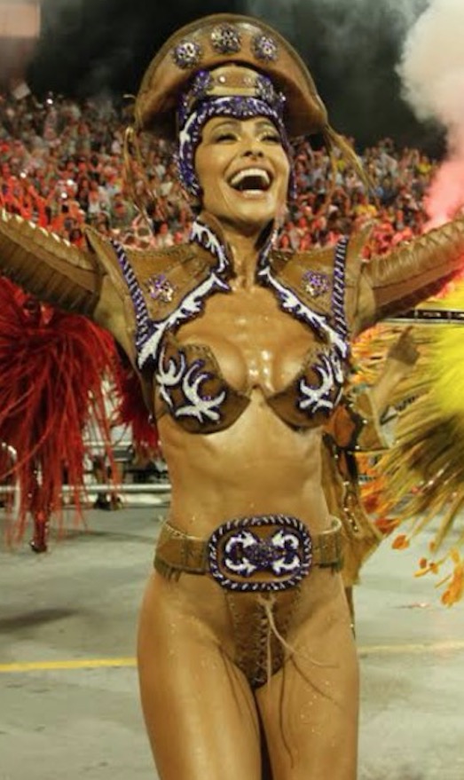  Após atraso, Sabrina Sato fica sem parte da fantasia e deixa virilha à mostra em desfile 