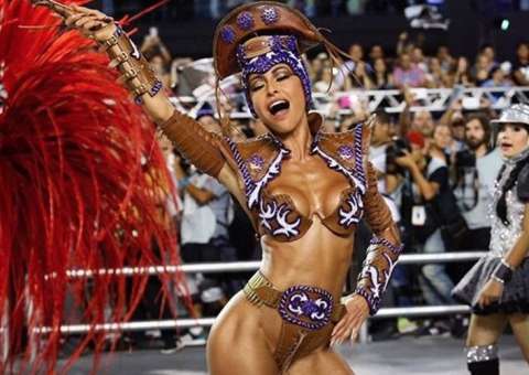  Após atraso, Sabrina Sato fica sem parte da fantasia e deixa virilha à mostra em desfile 