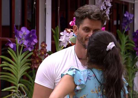 BBB17: Marcos examina Emilly e desconfia de doença