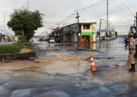 Bairros ficam sem água após adutora romper em Manaus