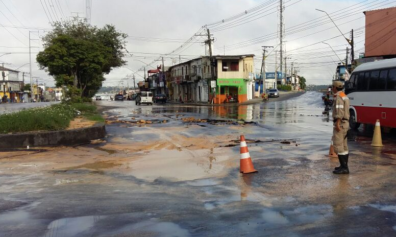 Bairros ficam sem água após adutora romper em Manaus