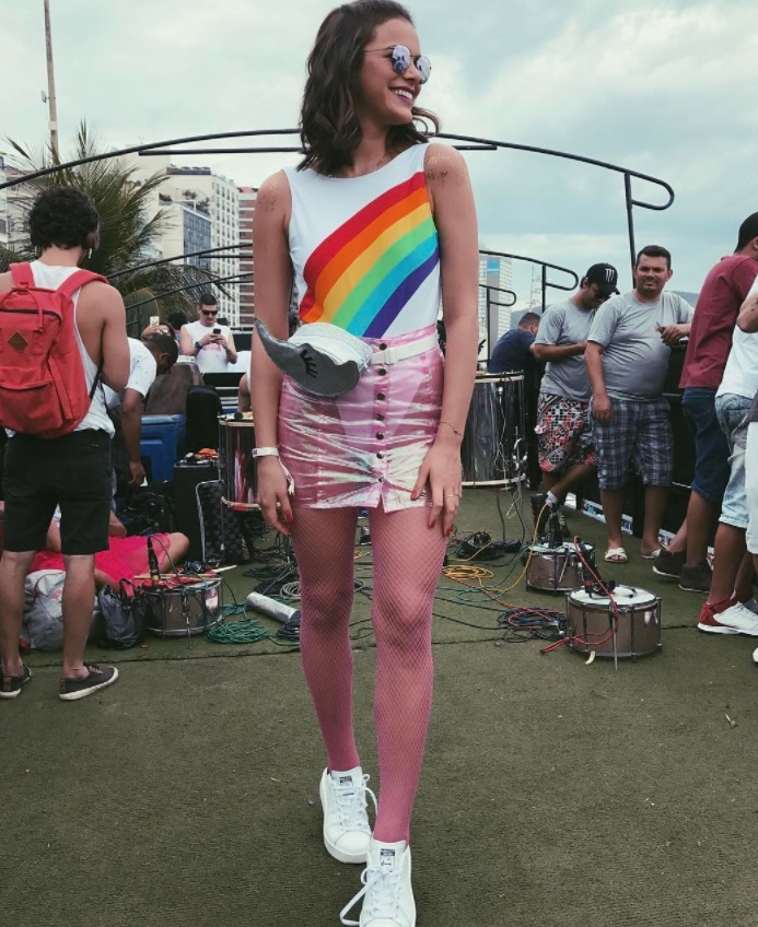 De saia transparente, Bruna Marquezine faz 'quadradinho' e arrasa dançando Anitta